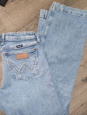 Wrangler Women's Light Blue Classic Fit Jeans